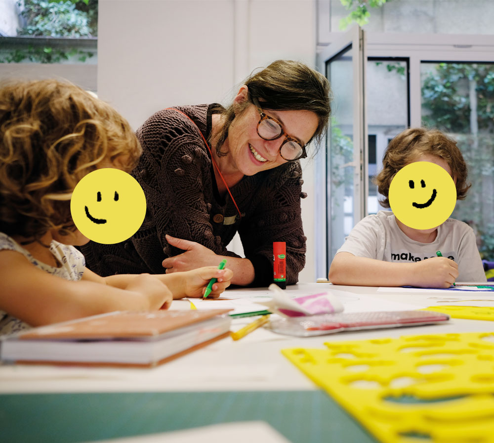 Workshopszene: Miro Poferl mit 2 Kindern